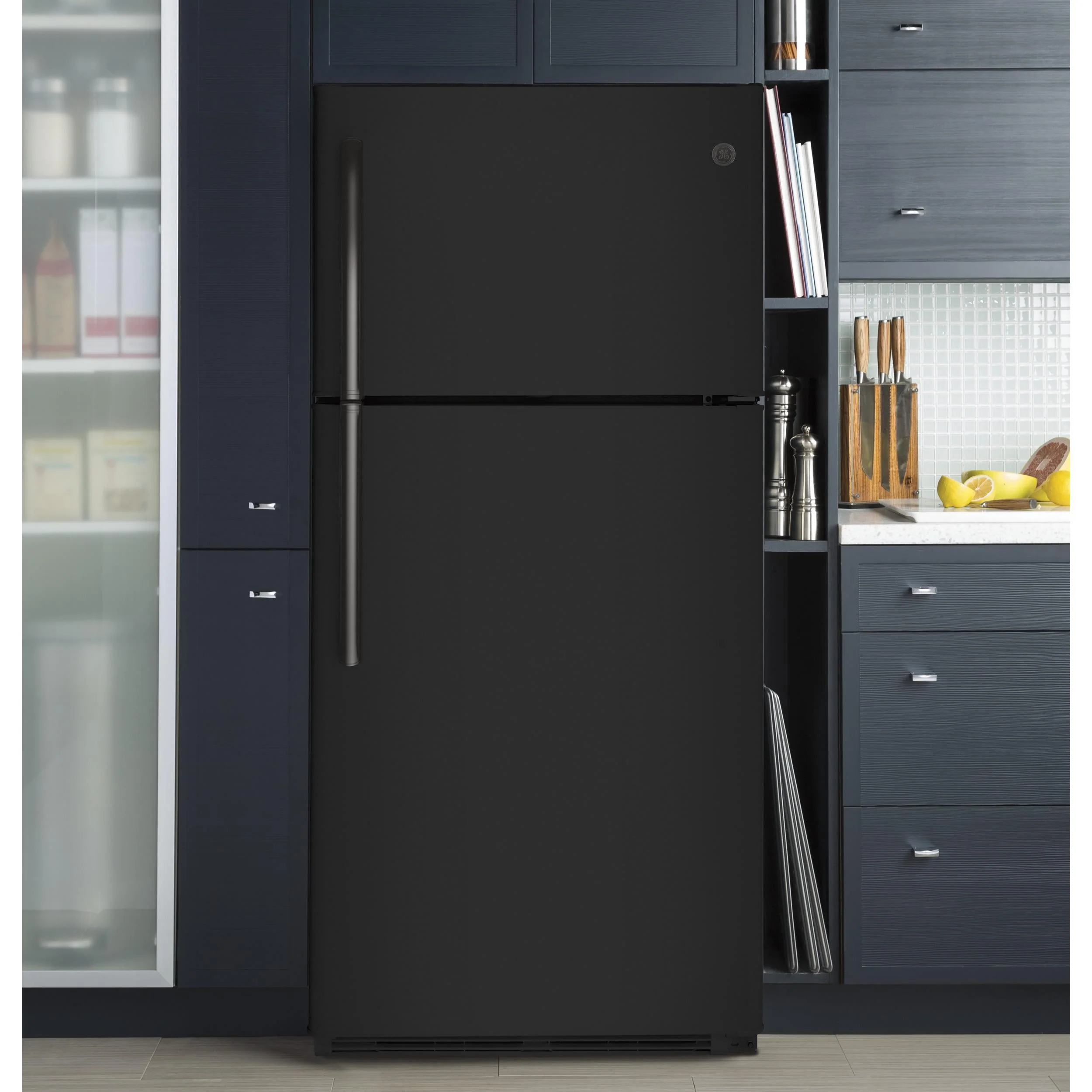 GE 30-inch 18 cu. ft. Top Freezer Refrigerator GTS18FTLKBB - Image 4