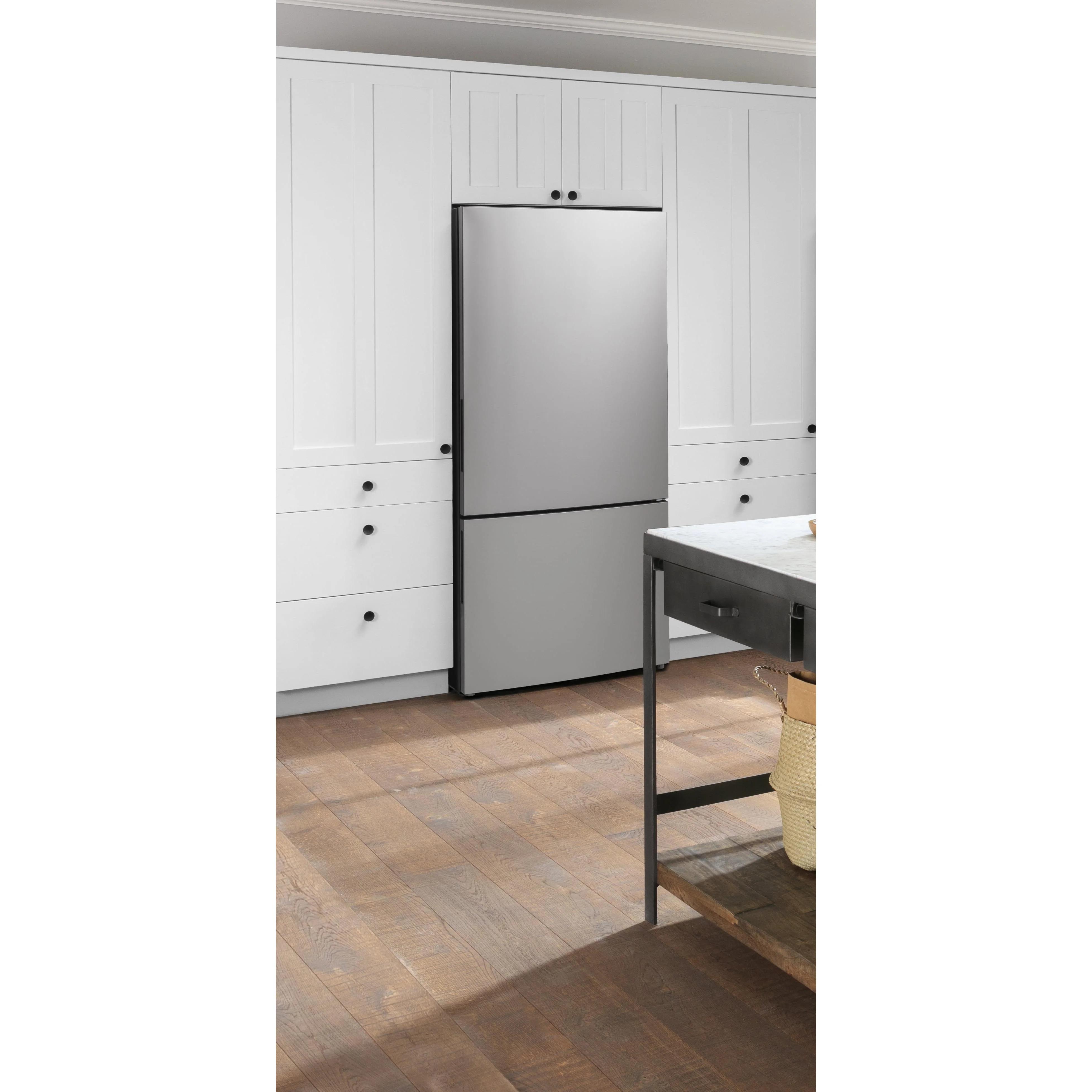 GE 32-inch, 17.7 cu.ft. Counter-Depth Bottom Freezer Refrigerator with LED Lighting GBE17HYRFS - Image 12