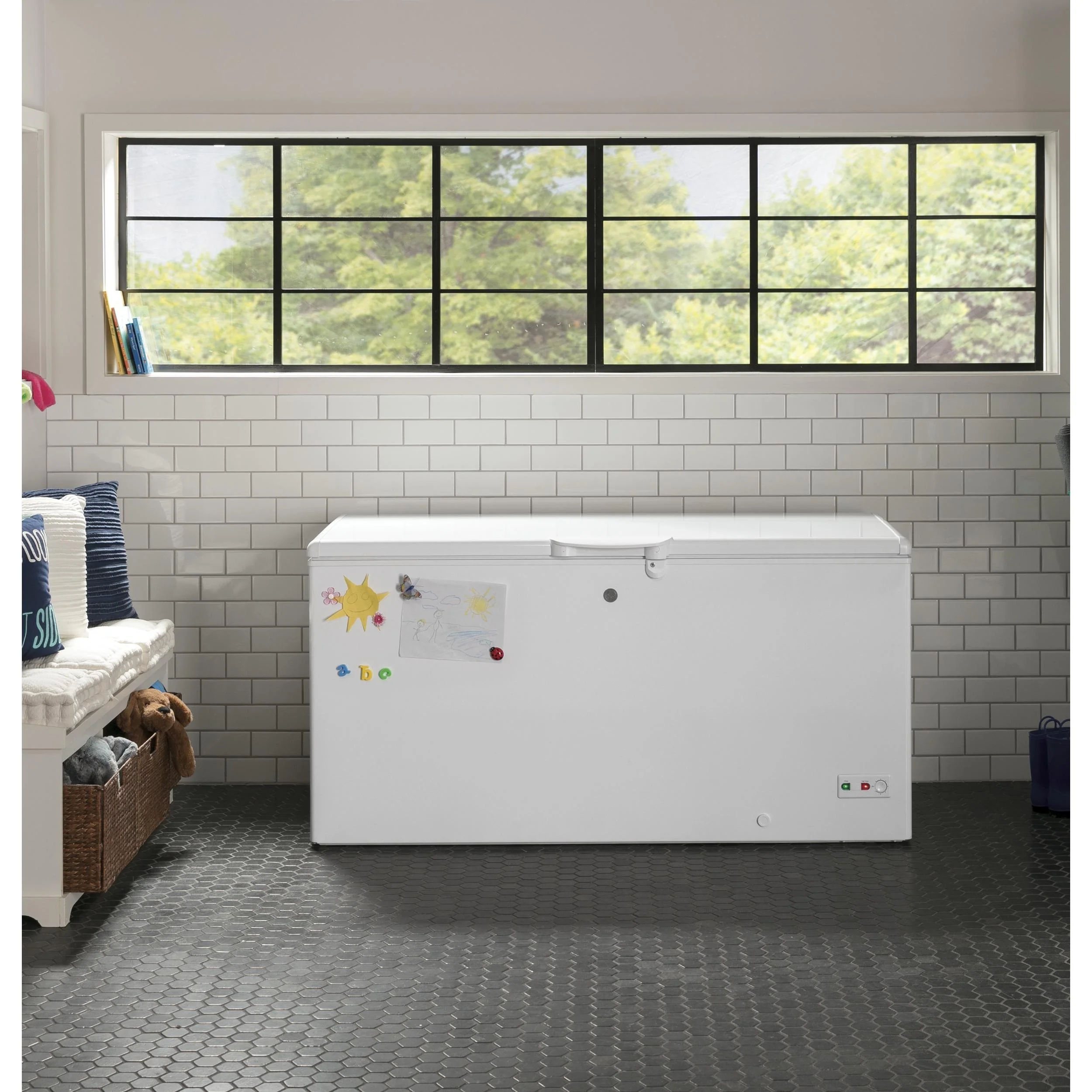 GE 15.7 cu.ft. Chest Freezer with Manual Defrost FCM16SLWW - Image 5