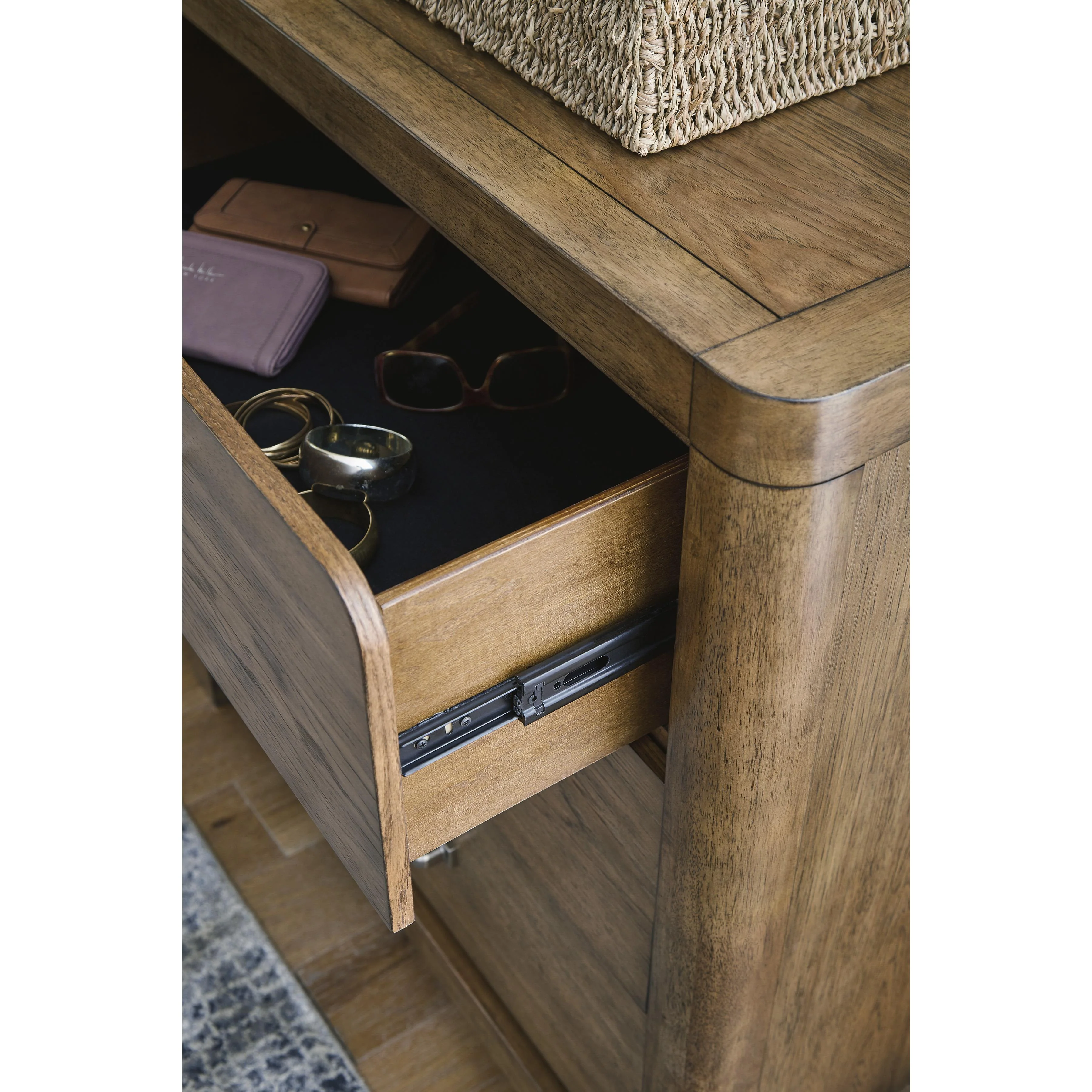 Signature Design by Ashley Cabalynn B974-46 Five Drawer Chest - Image 8